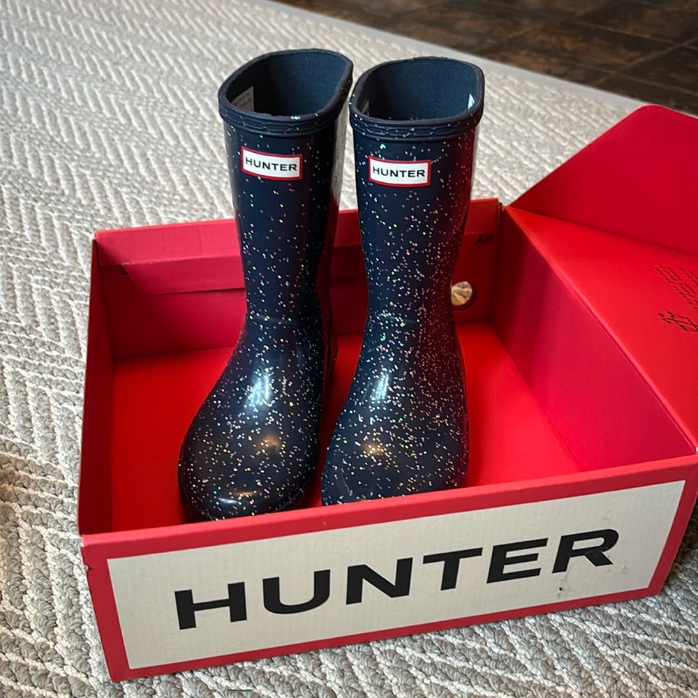 NIB girls Hunter rain boots. Navy blue with sparkles size 13US